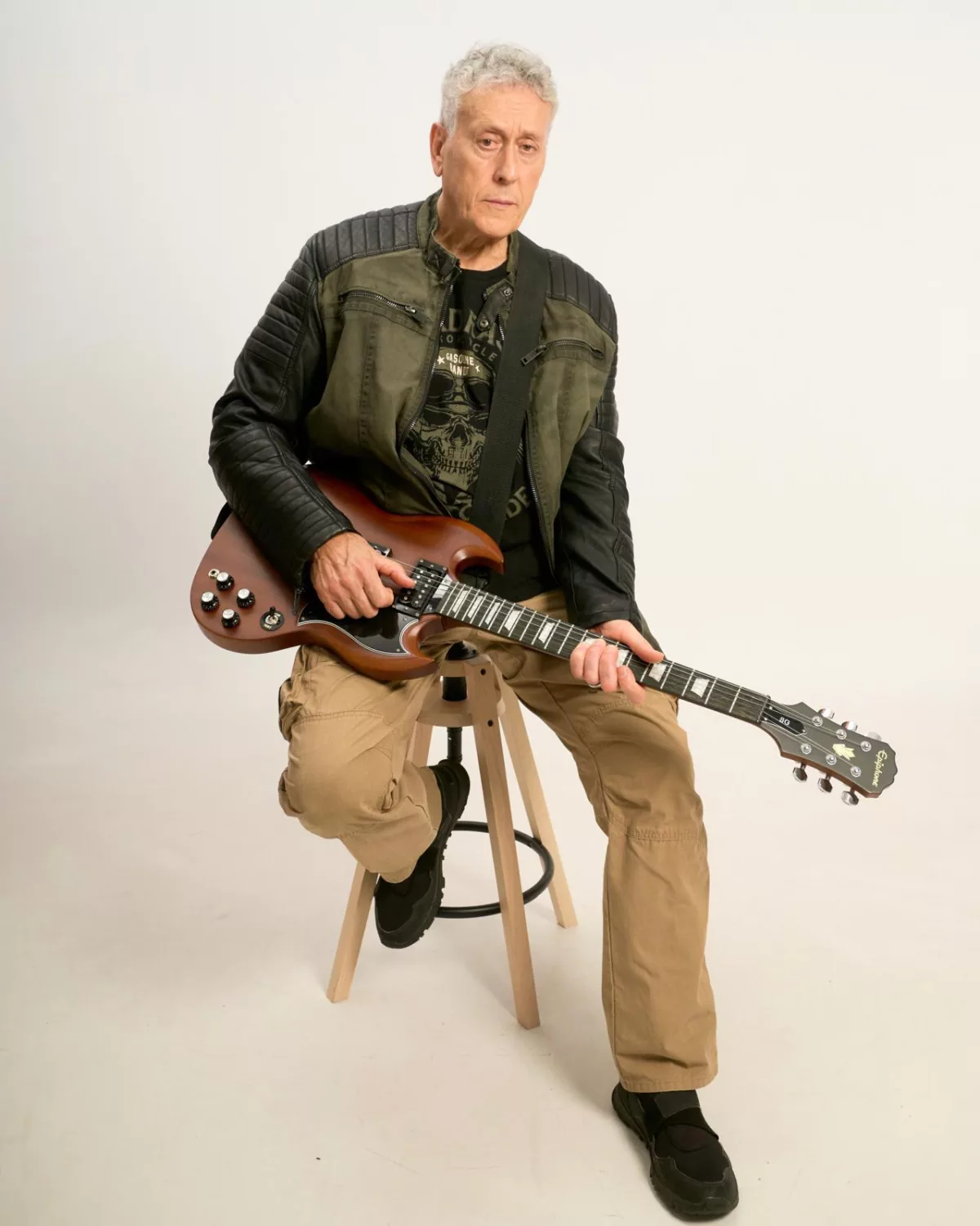 José Miguel Sánchez con guitarra durante una sesión fotográfica